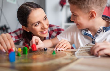 Frau spielt mit Kind