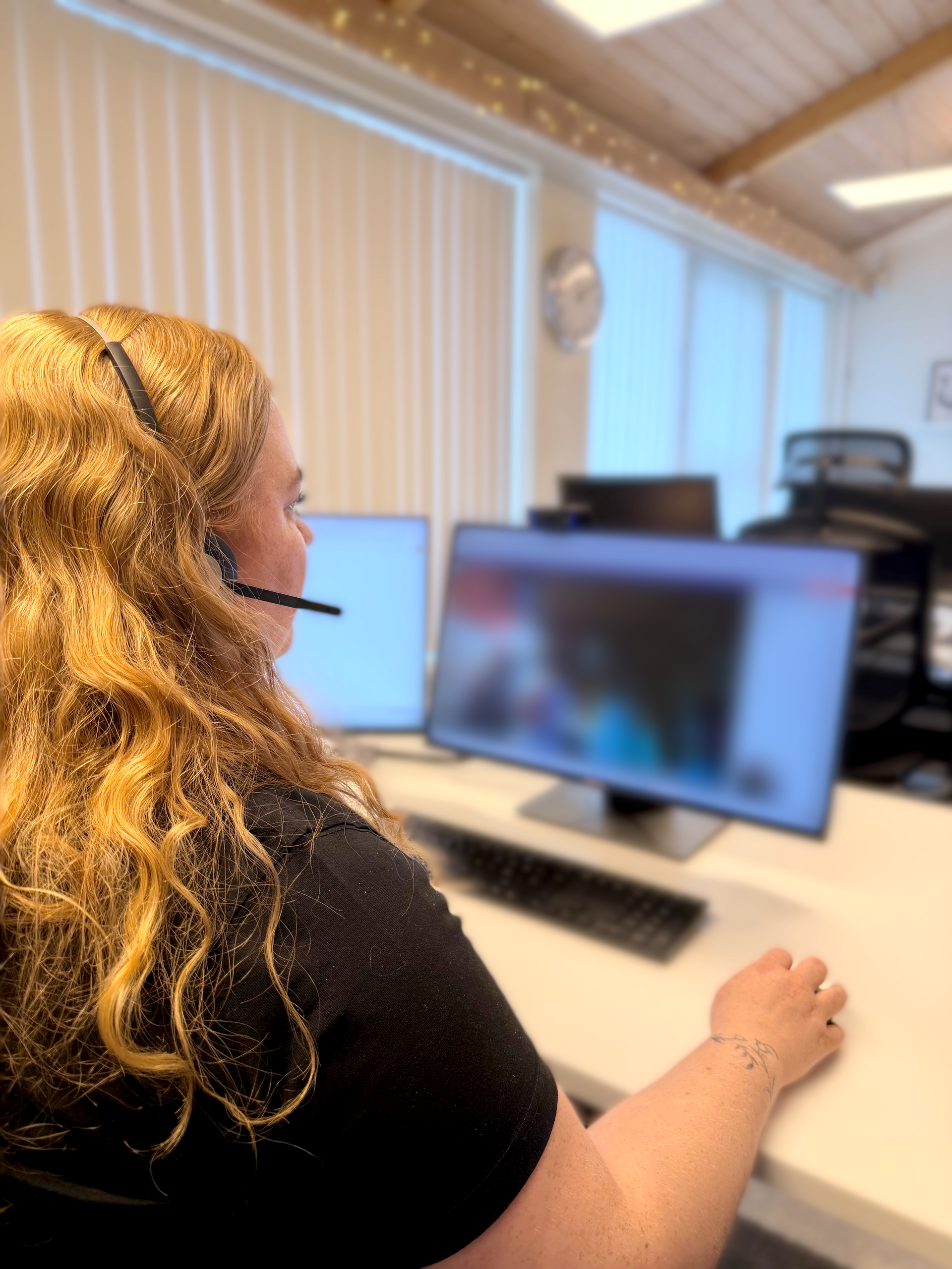 Eva Magnúsdóttir teymisstjóri og hjúkrunarfræðingur á HSN Heimahjúkrunar HSN á Akureyri tekur fyrsta myndsímtalið í gegnum Evondos lyfjaskammtarann 