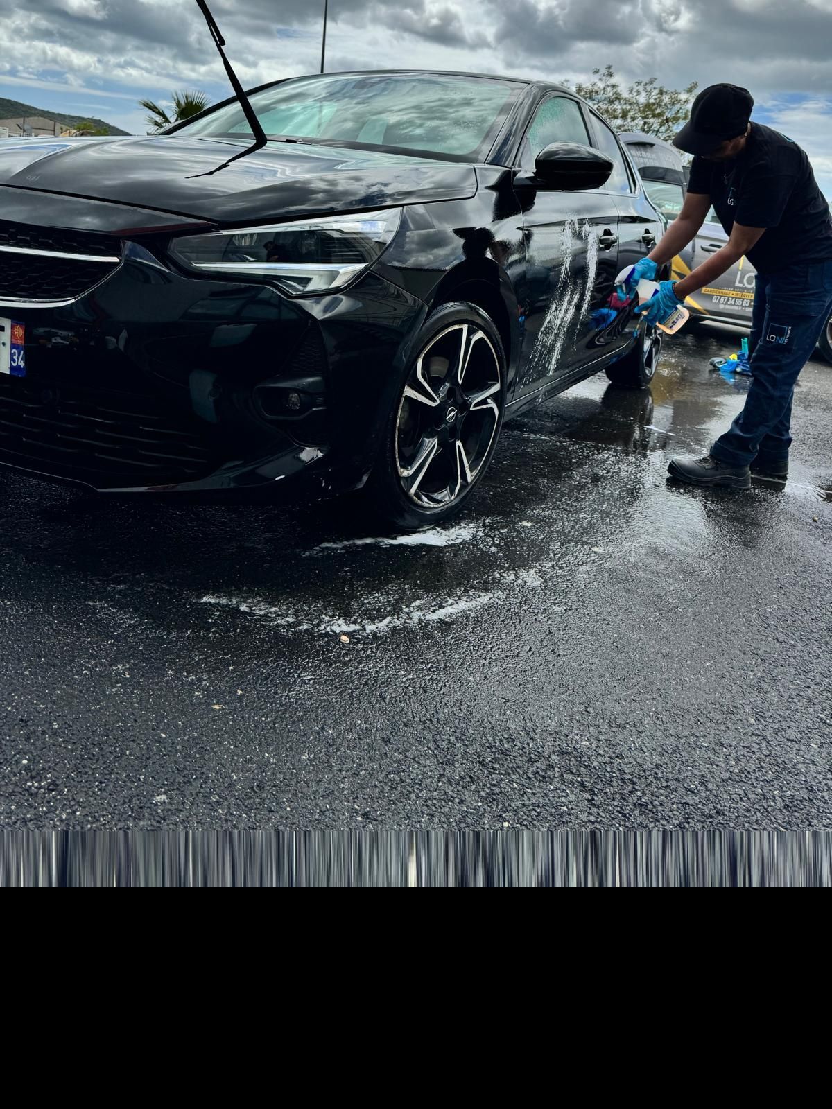 Une personne qui nettoie une voiture noire