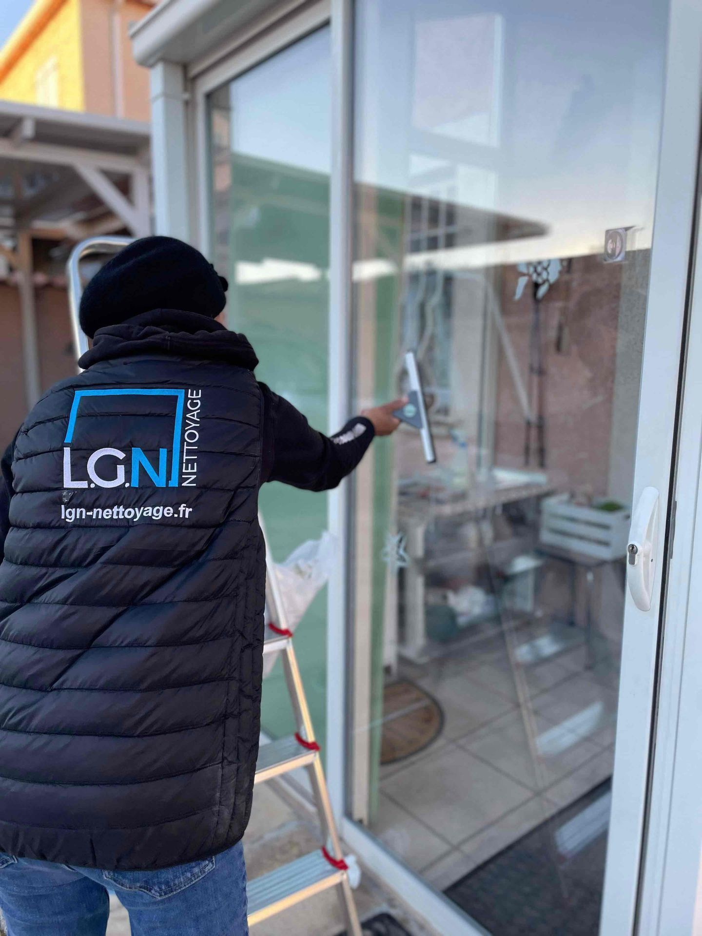 Une personne en train de nettoyer une vitre