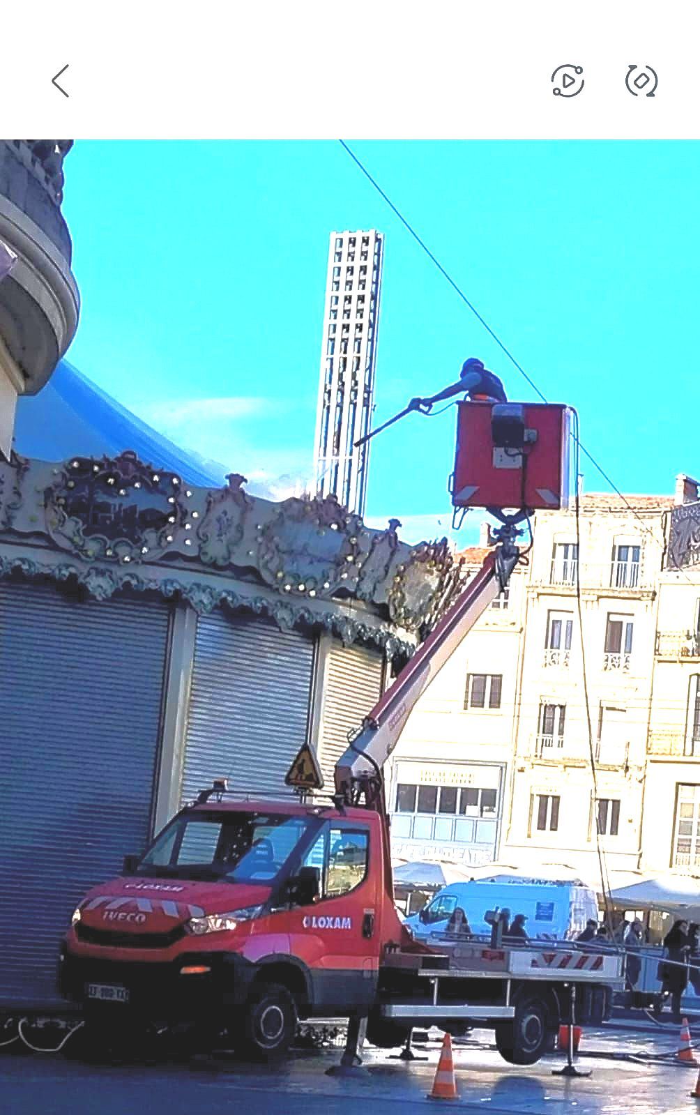 Une voiture de chantier et un carrousel 