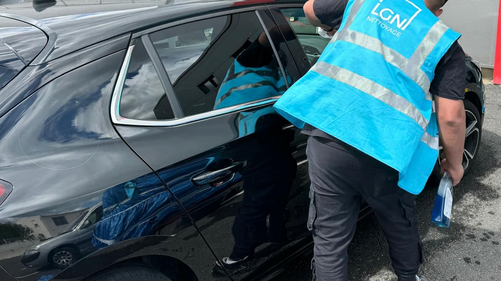 Une personne qui nettoie une voiture