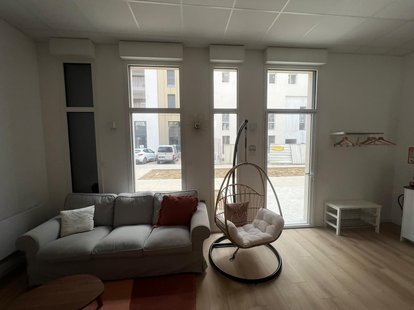 Intérieur d'une pièce avec un fauteuil et un canapé