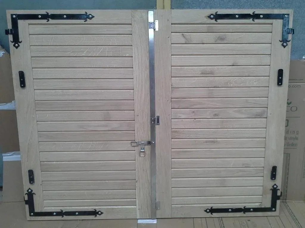 Un volet battant en bois.