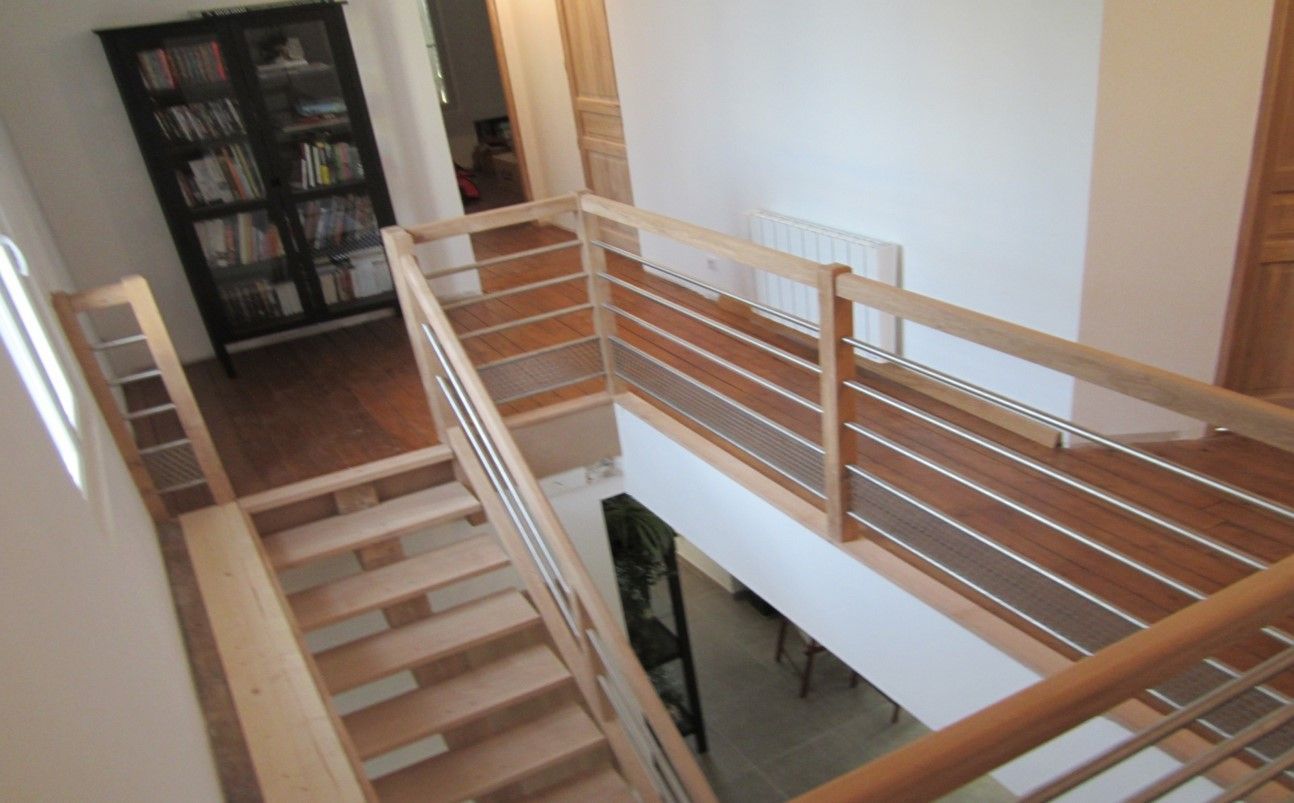 Escalier intérieur en bois.