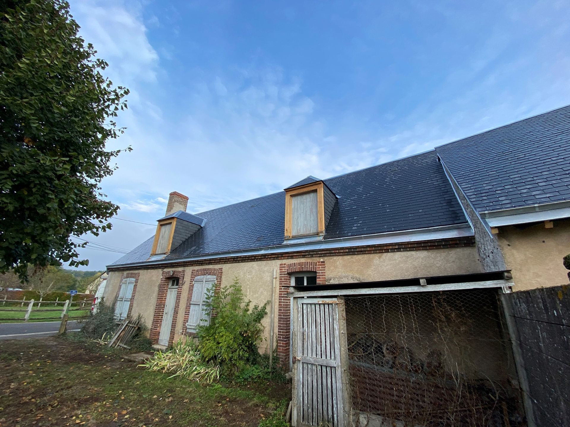 Maison plein pied avec toiture récemment nettoyée.