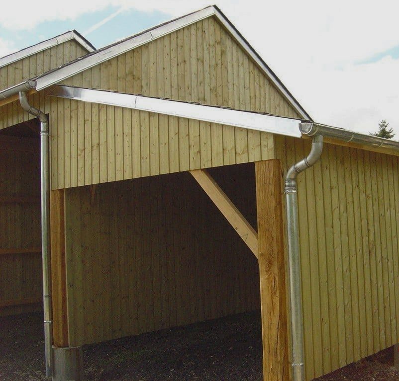 Un hangar avec de la zinguerie.