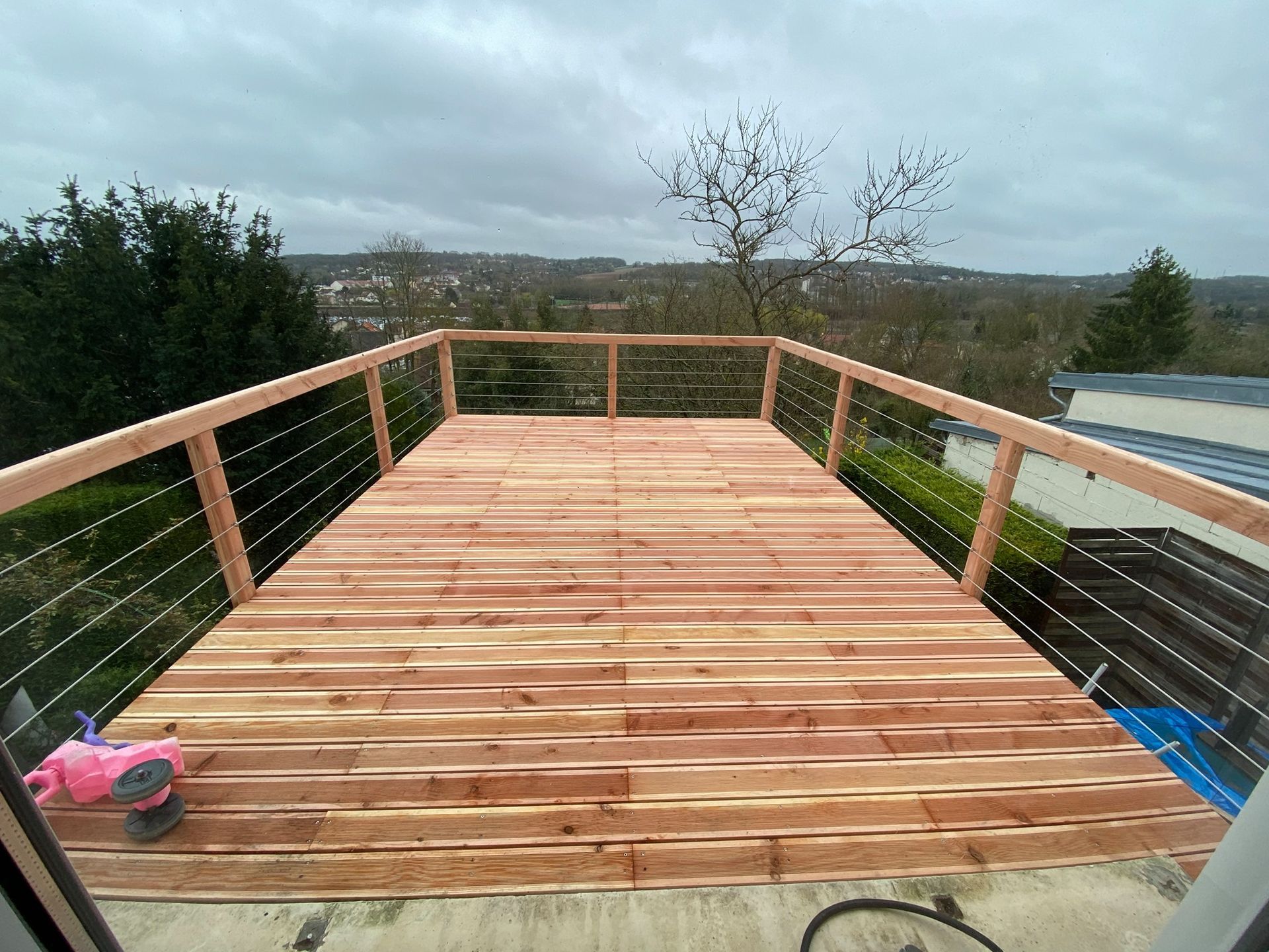 Terrasse sur poteaux.