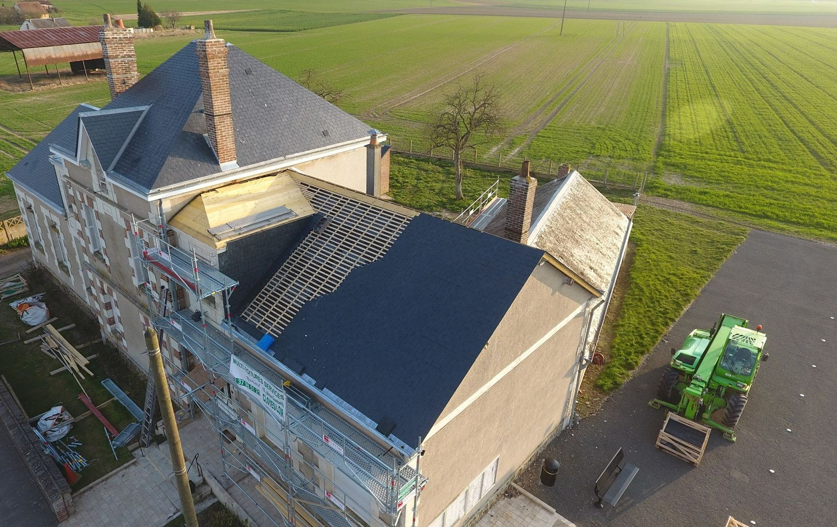 Un bâtiment avec toiture en construction.