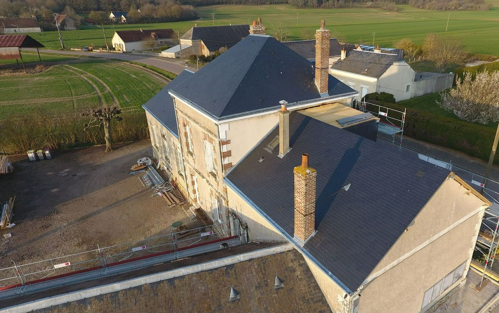 Bâtiment avec nouvelle toiture en ardoise.