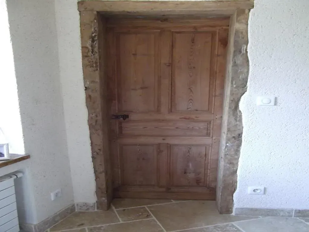 Une porte d'entrée en bois.