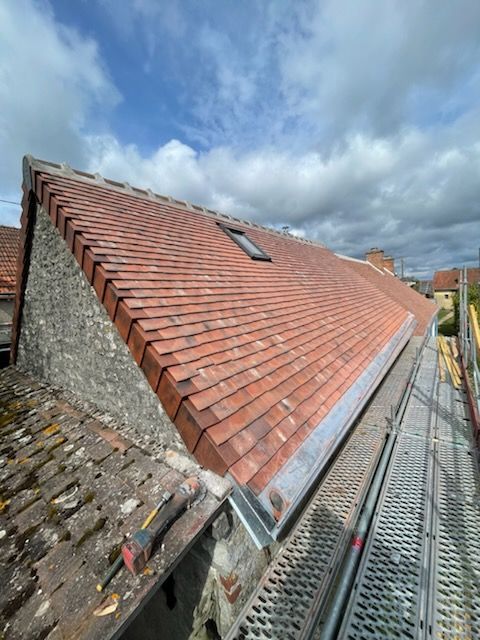 Un toiture avec des tuiles rénovée.