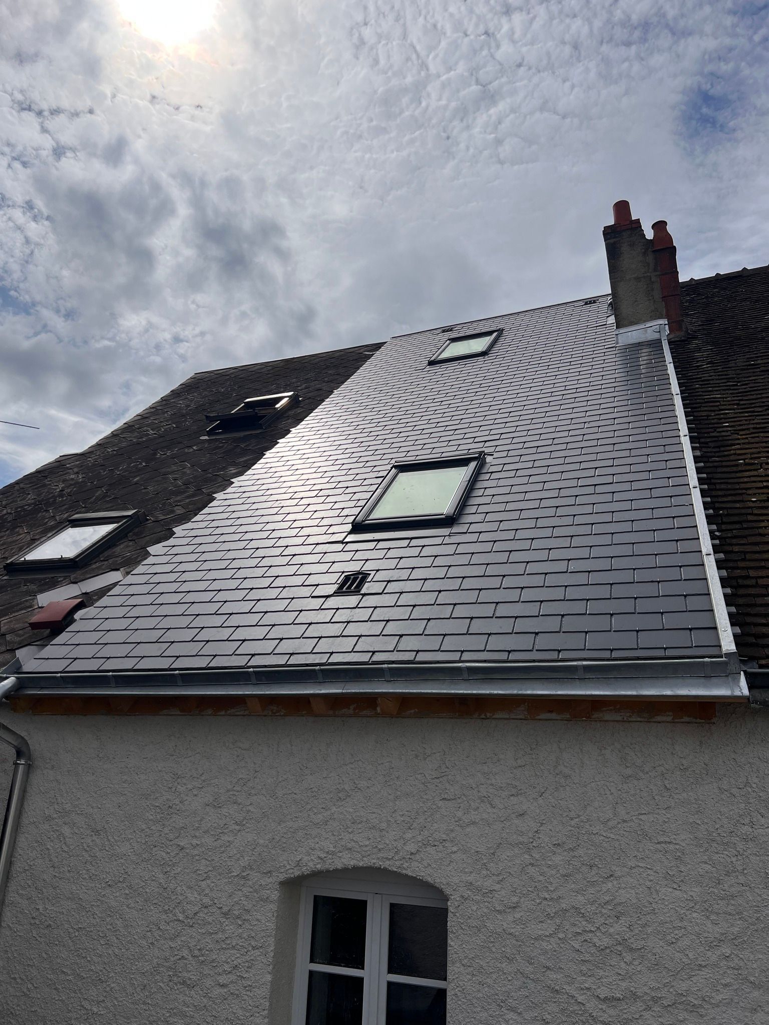 Deux fenêtres de toit.