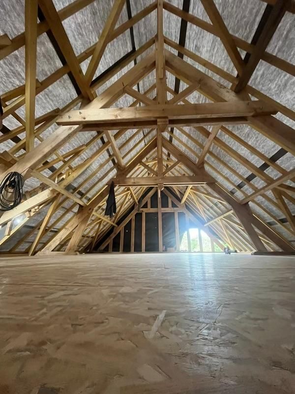 Des combles avec charpente visible et isolation.