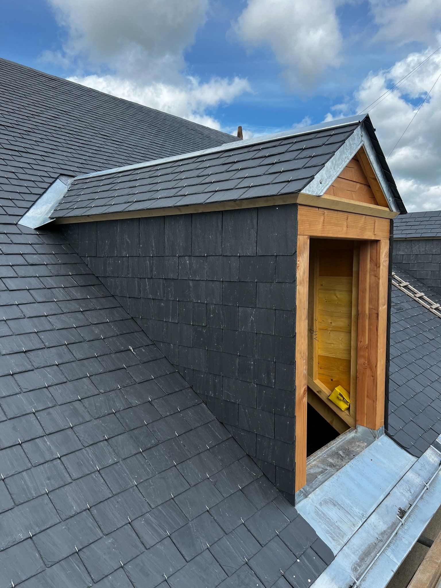 Un fenêtre de toit avec zinguerie.