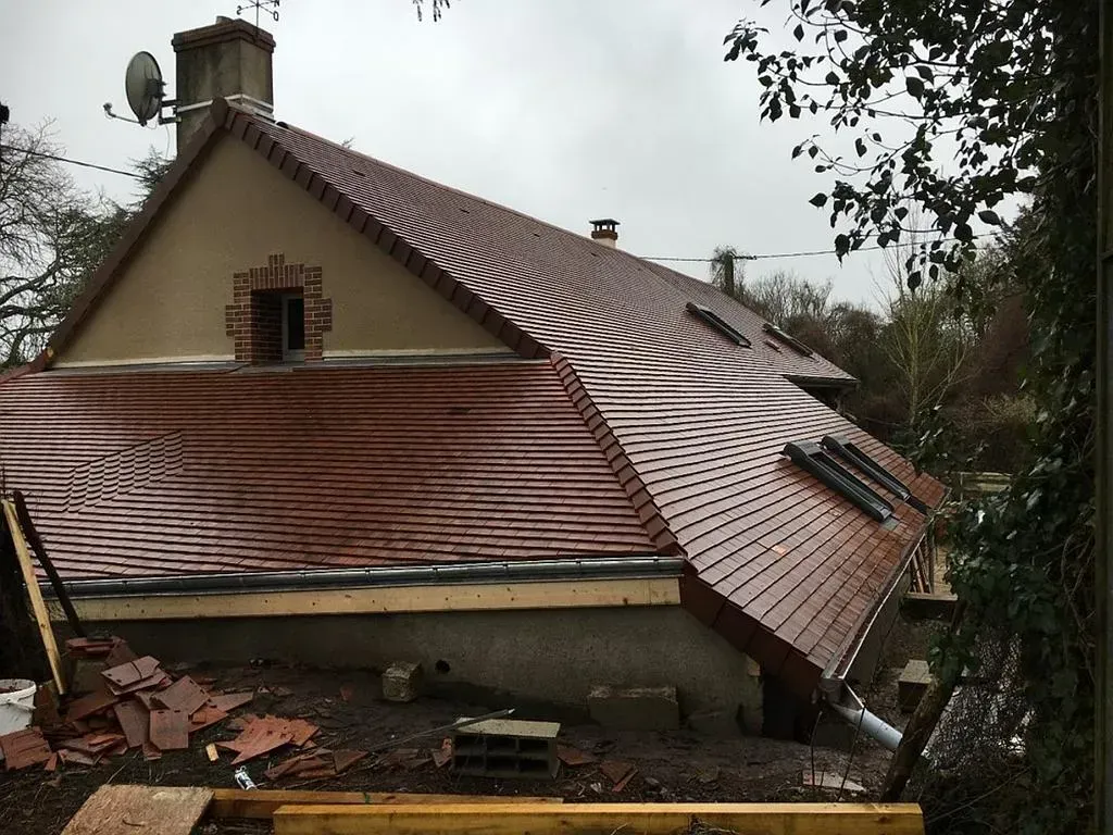 Une toiture en tuile nettoyée.