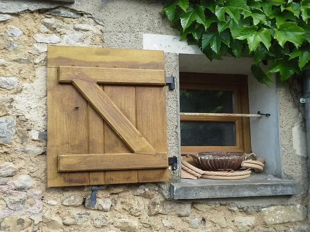 Un volet battant en bois.