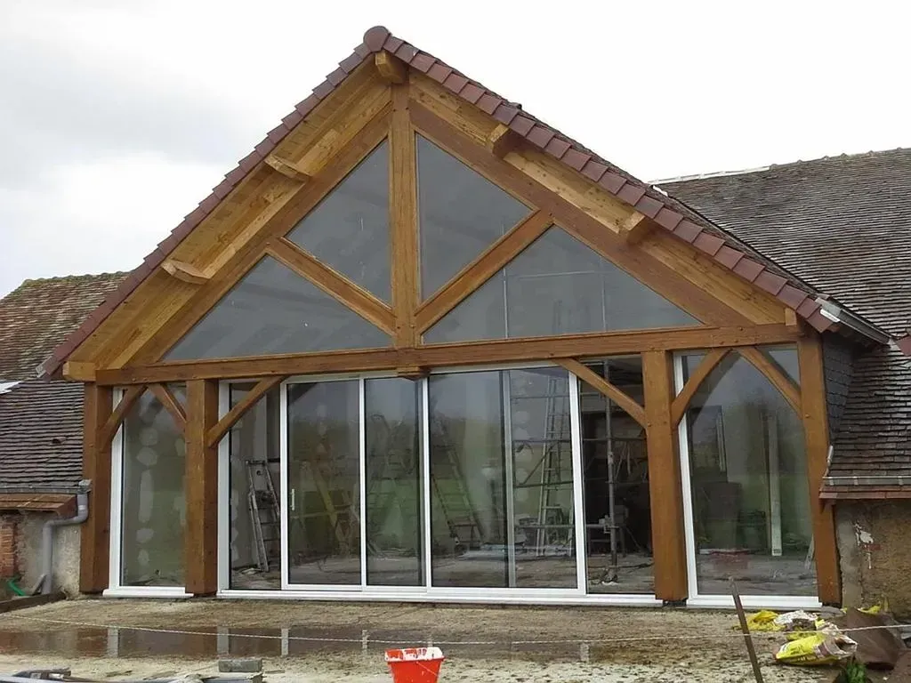 Véranda à ossature en bois.