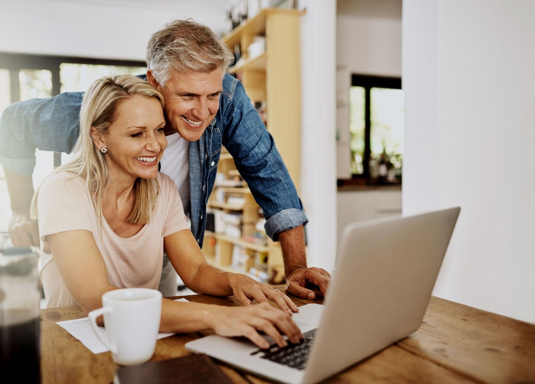 Un homme et une femme devant un ordinateur portable.
