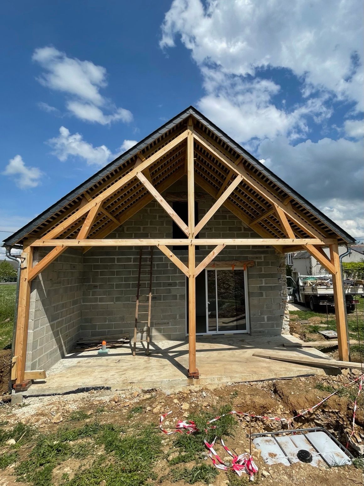 Une extension de toit.