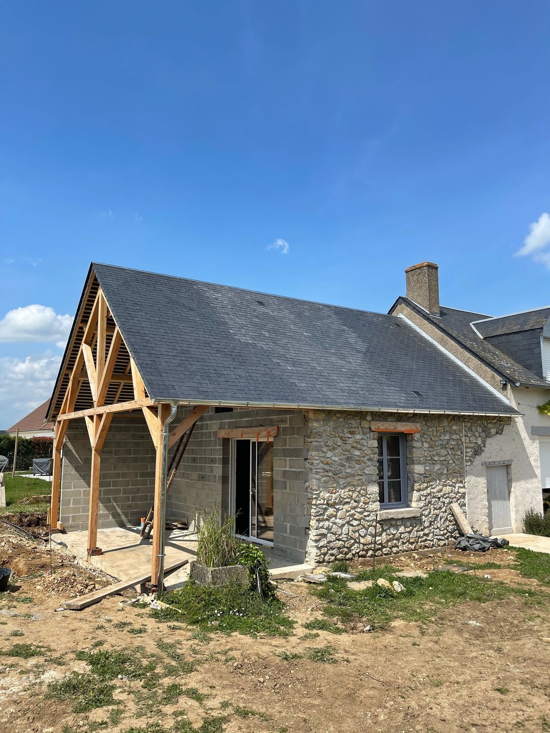 Extension de toit avec charpente en bois.
