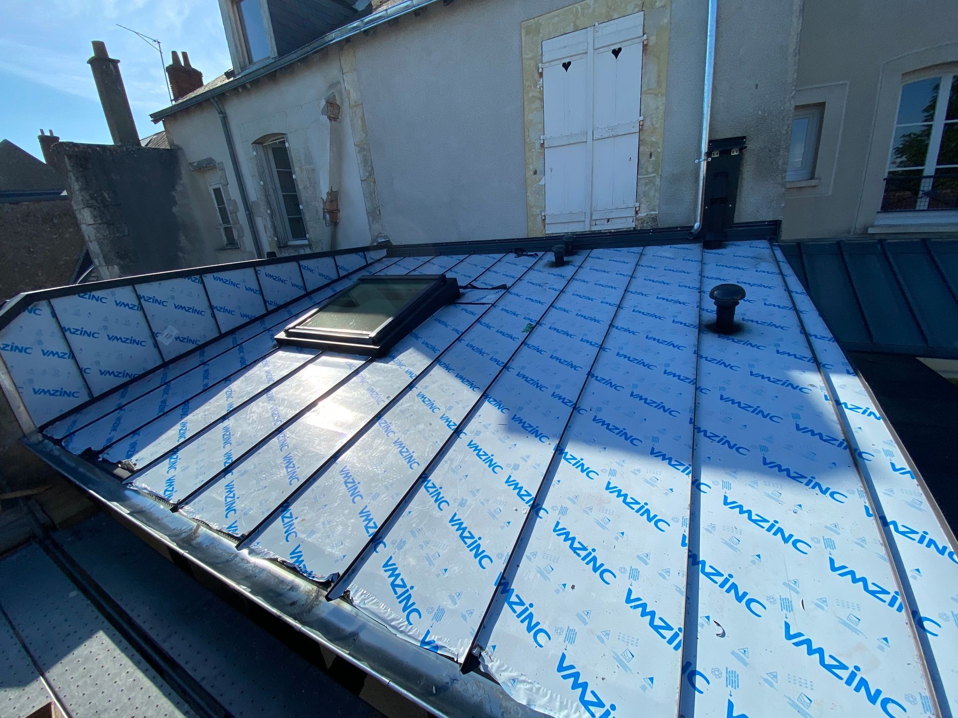 De l'étanchéité sur un toit.