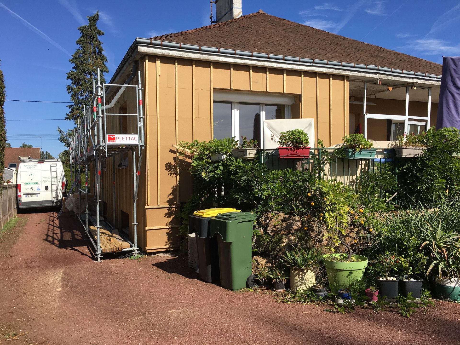 Une maison avec un bardage en bois.