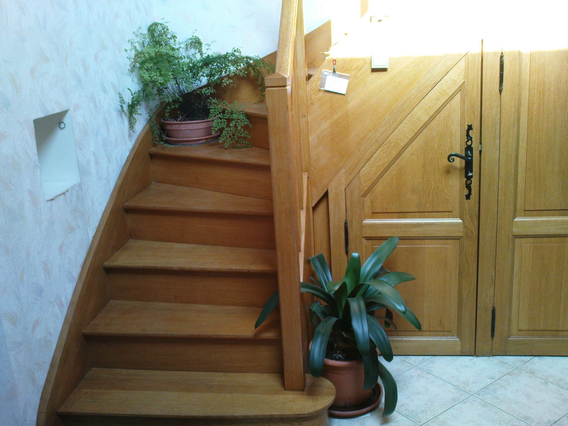 Un escalier en bois.