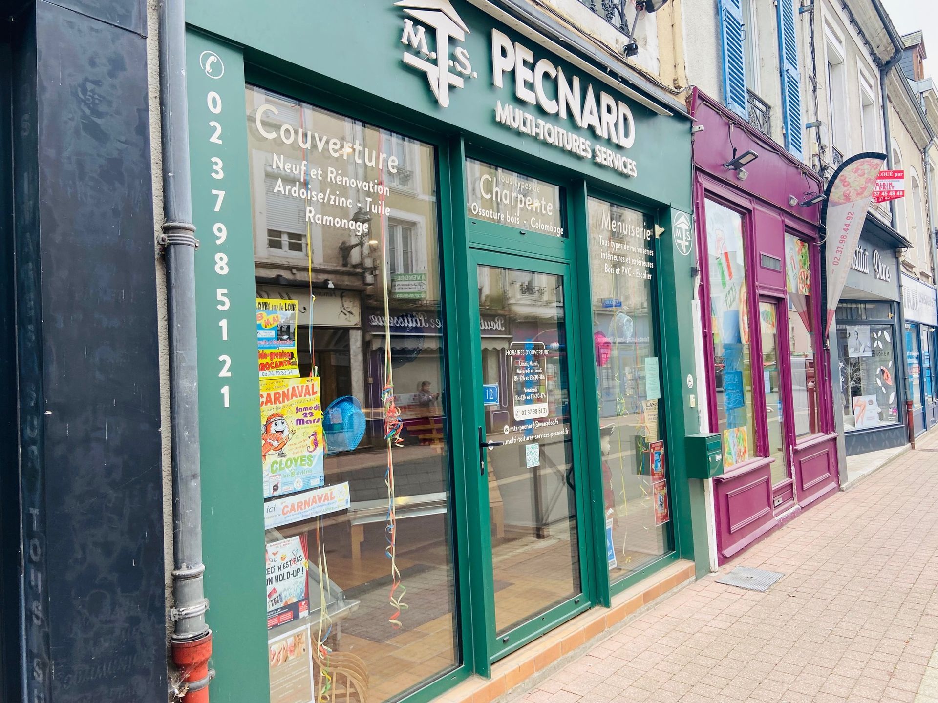 La devanture de l'entreprise Multi Toitures Services Pecnard.