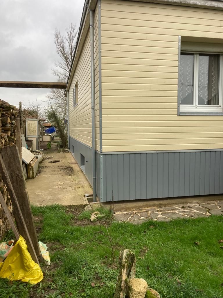 Une maison avec du bardage.