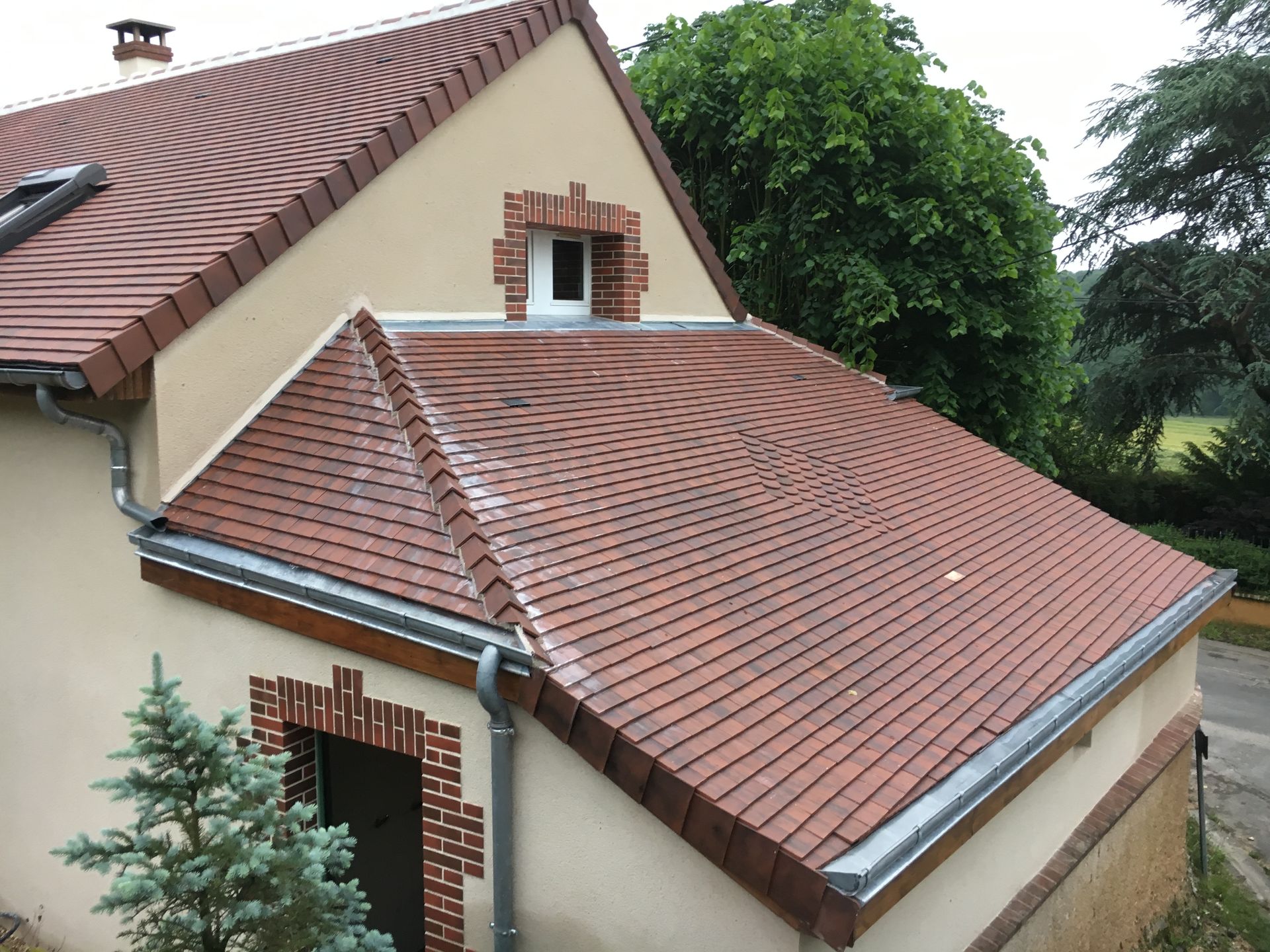 Toiture en tuiles traditionnelles.