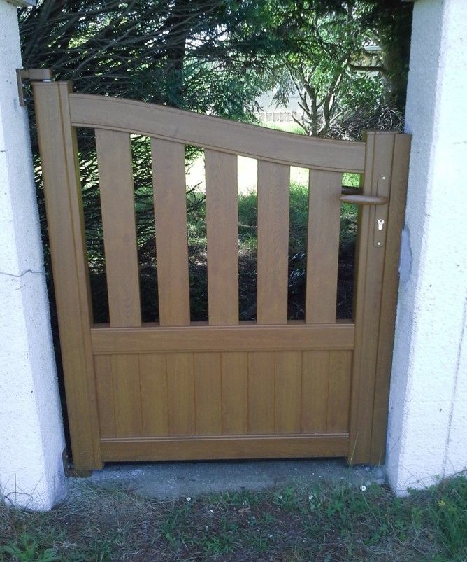 Petit portillon en bois.