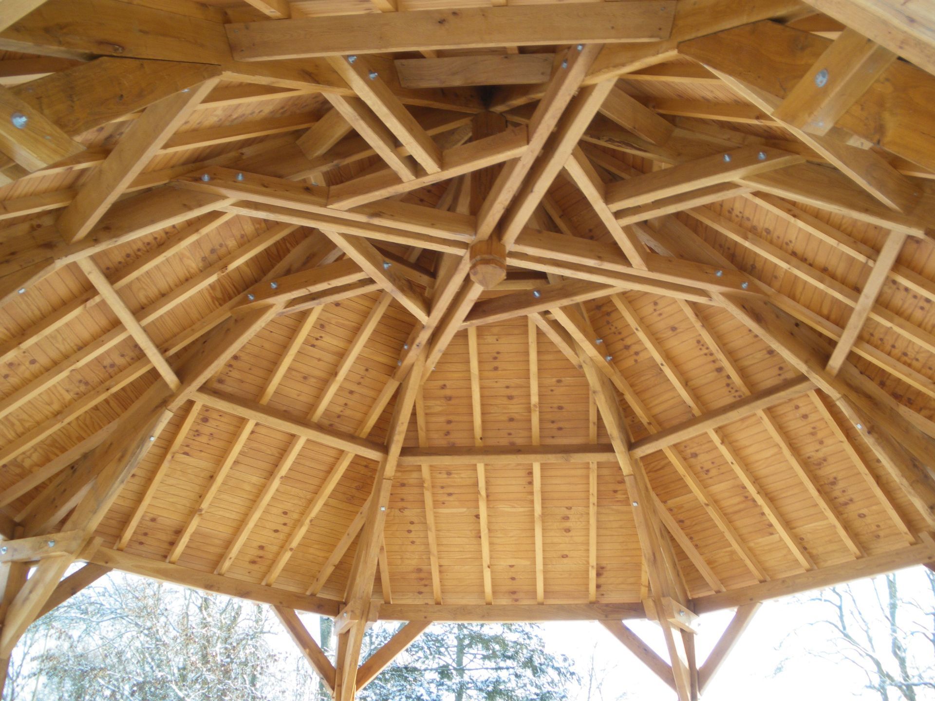 Toit avec charpente apparente.