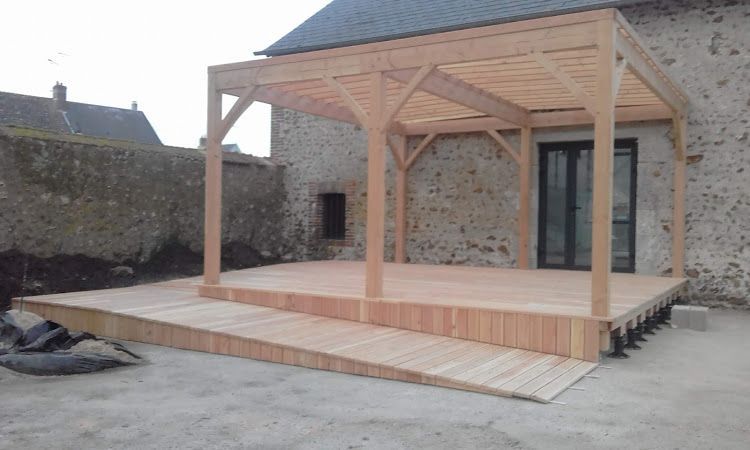 Une terrasse en bois.