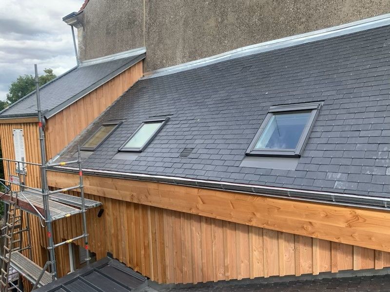 Trois fenêtres de toit.