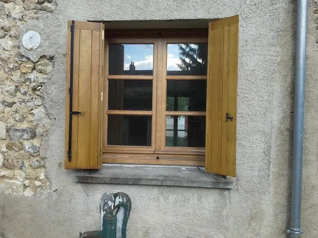 Une fenêtre en bois.