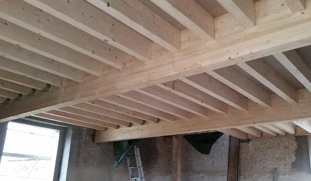 Une charpente en bois neuve.