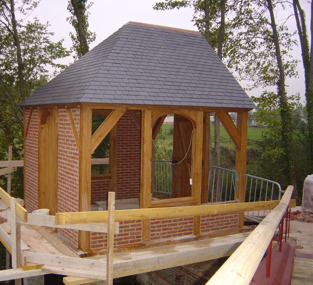 Petite structure avec charpente en bois.