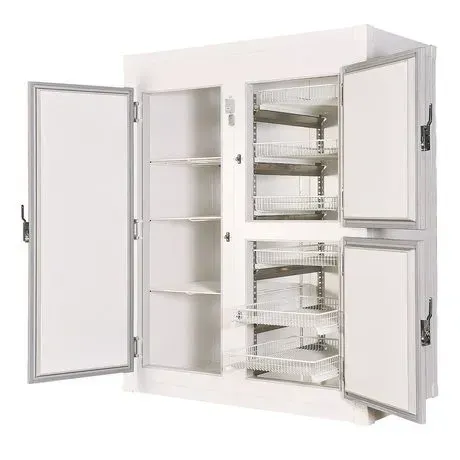 Un refrigerador blanco con las puertas abiertas y estantes.