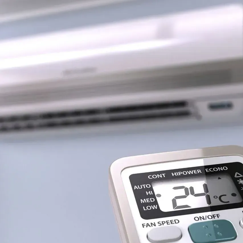 Un control remoto de un aire acondicionado muestra que la temperatura es de 24 grados centígrados.