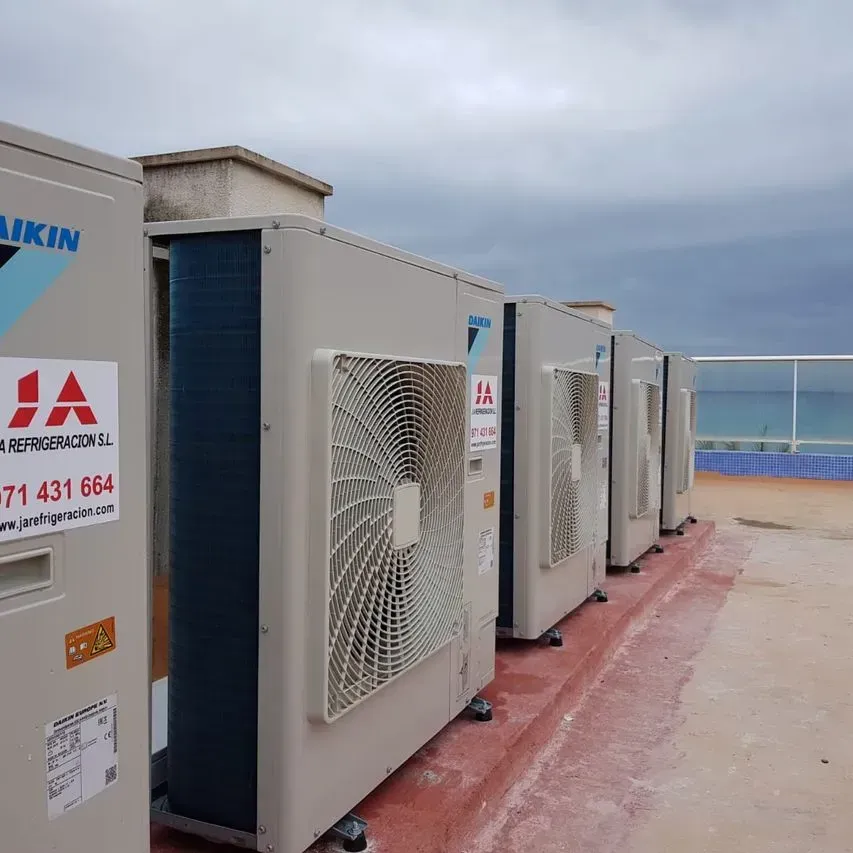 Una fila de aparatos de aire acondicionado Daikin están alineados en un tejado.