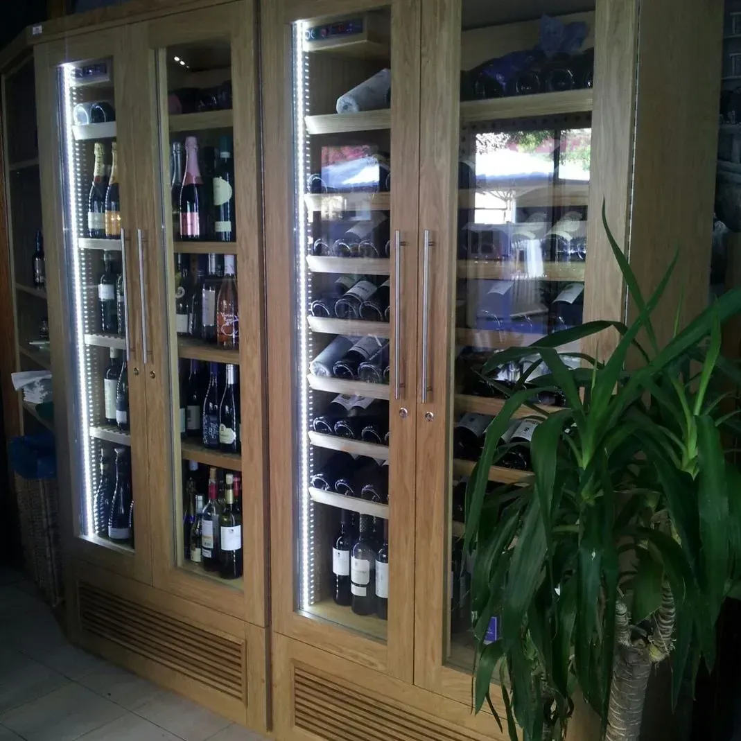Una vinoteca llena de muchas botellas de vino