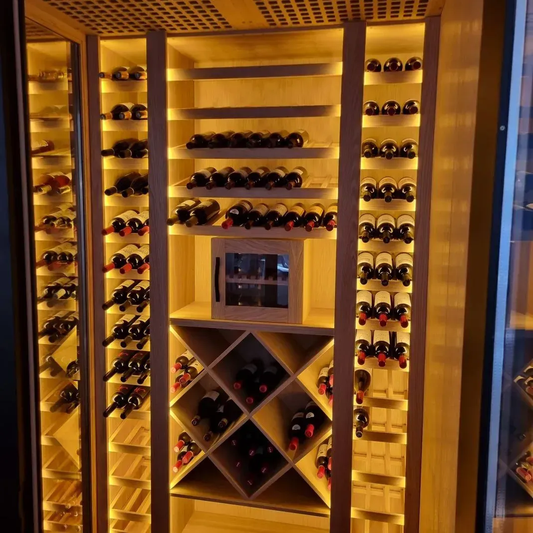 Una bodega llena de muchas botellas de vino.