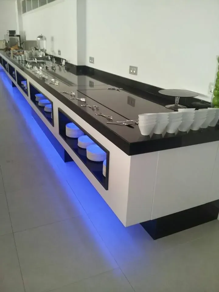 Una encimera de cocina con platos y cuencos encima.