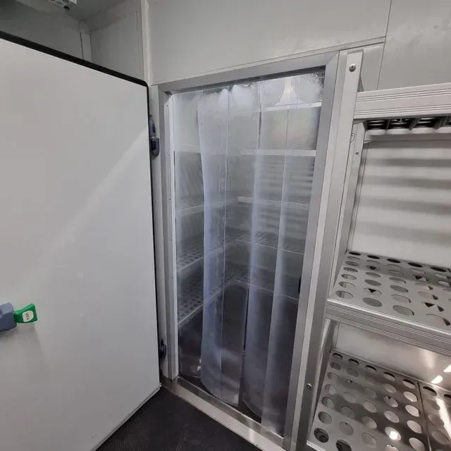 Una puerta blanca con una cortina transparente detrás.