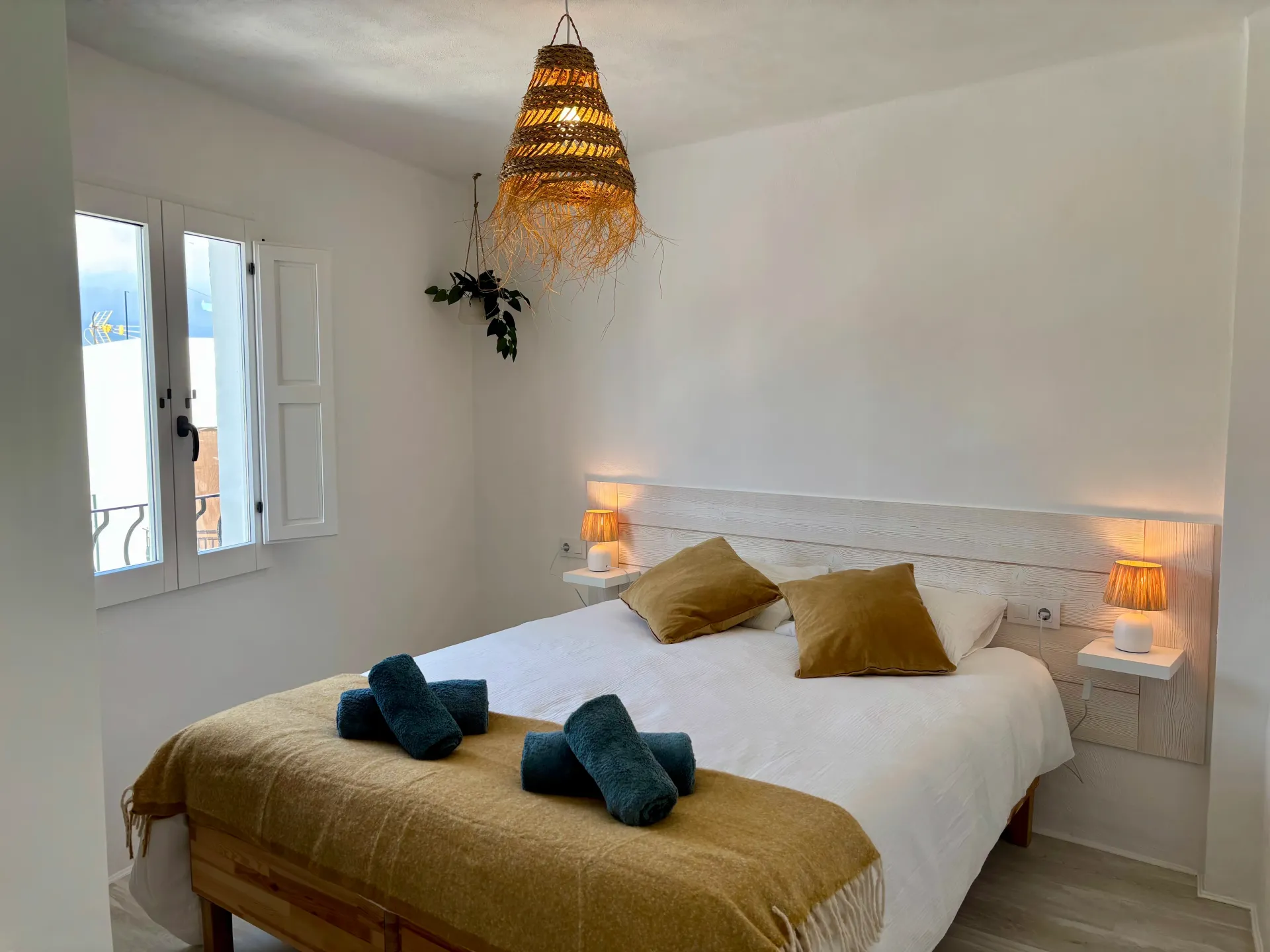 Bedroom with double bed and cosy atmosphere