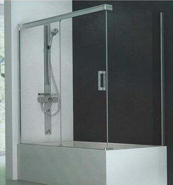Una moderna mampara de ducha de cristal con marco de metal plateado, puerta corredera y grifería de ducha mural.