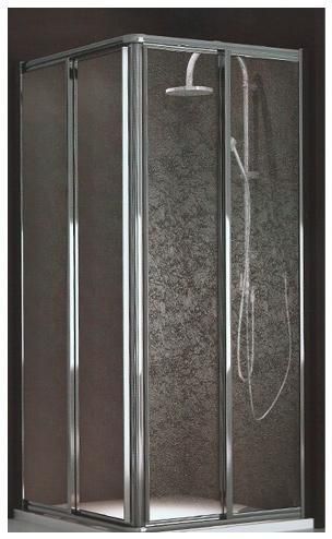 Una mampara de ducha cuadrada de cristal con marcos cromados y un moderno cabezal de ducha, sobre un fondo oscuro.