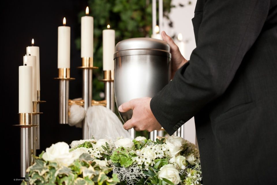 Urne mit Blumenschmuck vom Bestattungsinstitut Kästner