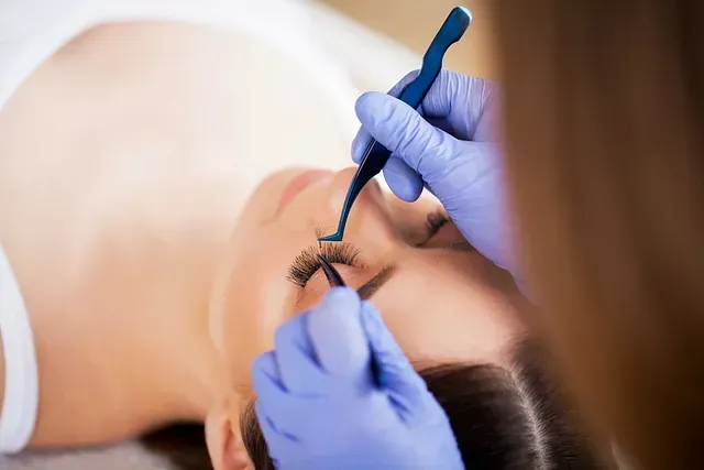 Una mujer se está haciendo las pestañas en un salón de belleza.